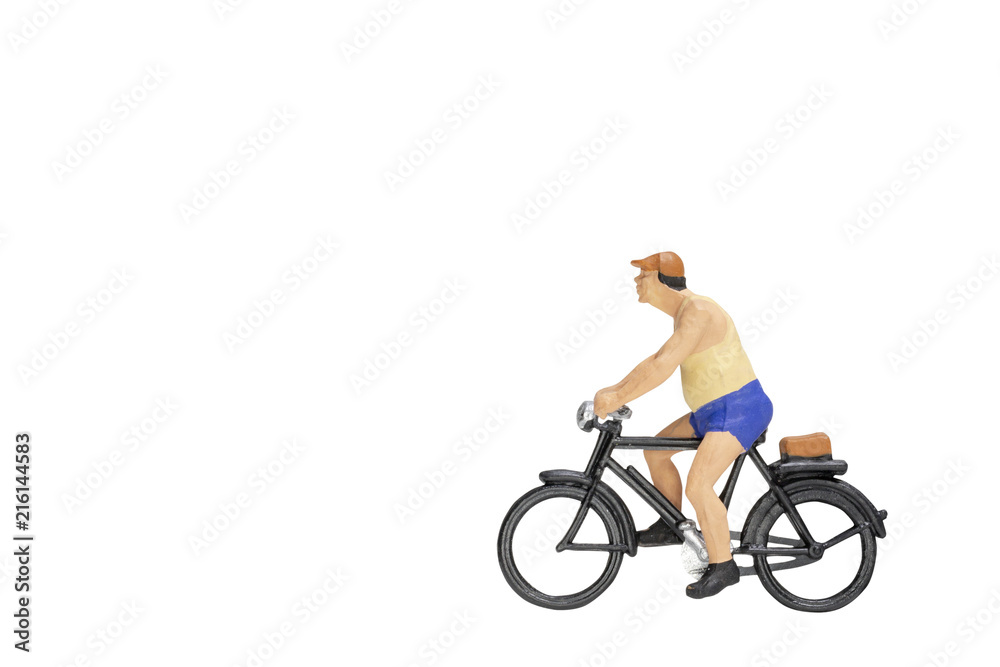 Naklejka premium Miniature people travellers with bicycle isolate on white background with clipping path