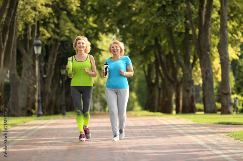Sporty mature women trainin...