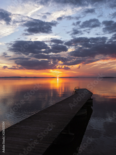 Fototapeta Naklejka Na Ścianę i Meble -  Sonnenuntergang am See mit Steg