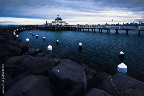 Fotografi St Kilda Pier and the St Kilda Pavilion at dusk, Melbourne, Victoria, Australia