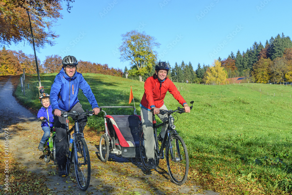 Fototapeta premium raus in die Natur mit Fahrrad und Nachwuchs