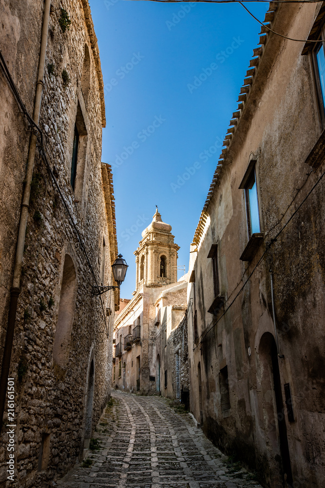 Chiesa di Erice in estate