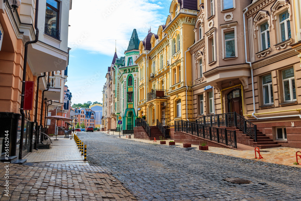 Obraz premium Kolorowe domy elitarnej dzielnicy Vozdvizhenka w Kijowie na Ukrainie