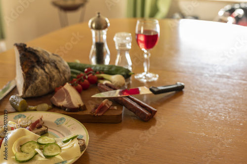 Vesperplatte mit Teller und belegte Brote und glas Wein