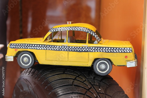 Modell eines gelben Taxis auf einem Reifen