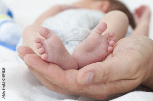 Stopy niemowlaka w dłoniach ojca. © Elżbieta