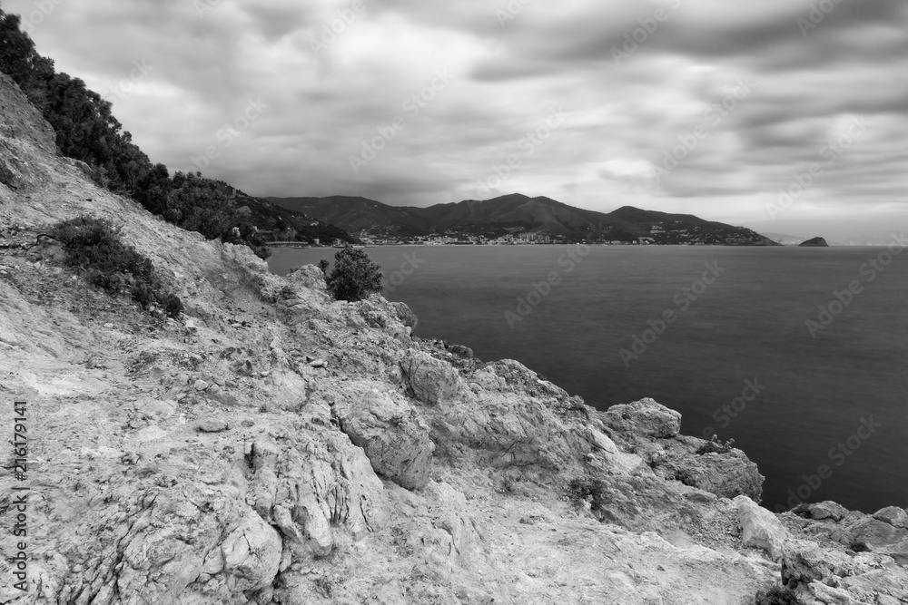 Paesaggio marino in bianco e nero, Italia (lunga esposizione)