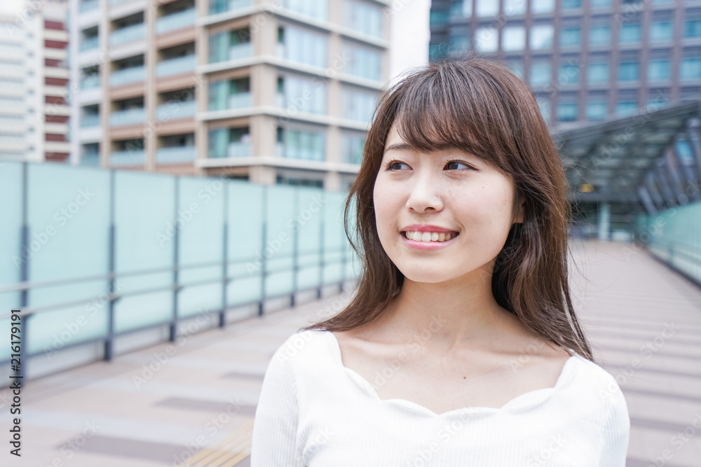 都会を歩くビジネスウーマン 都会を歩くビジネスウーマン