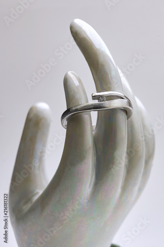 Biżuteria kobieca - srebrny pierścionek z białą cyrkonią