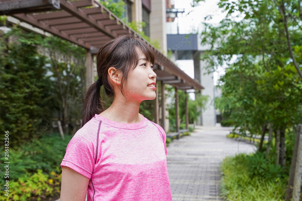 ランニングする女性