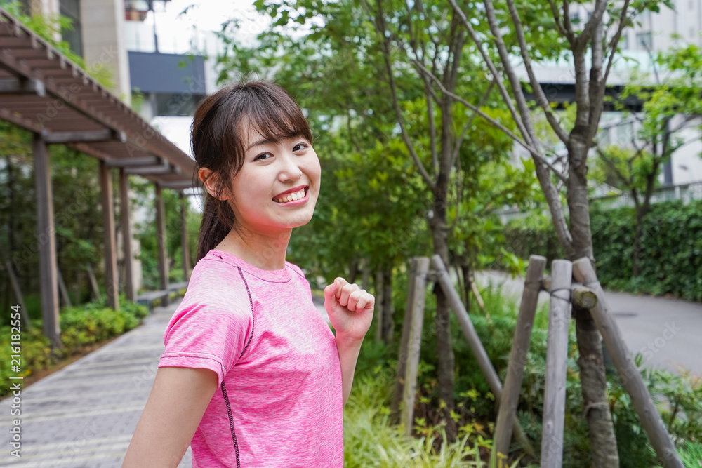 Fototapeta premium ランニングする女性