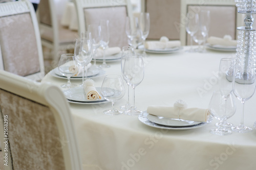 The banquet hall with round tables, with cutlery © Med Photo Studio