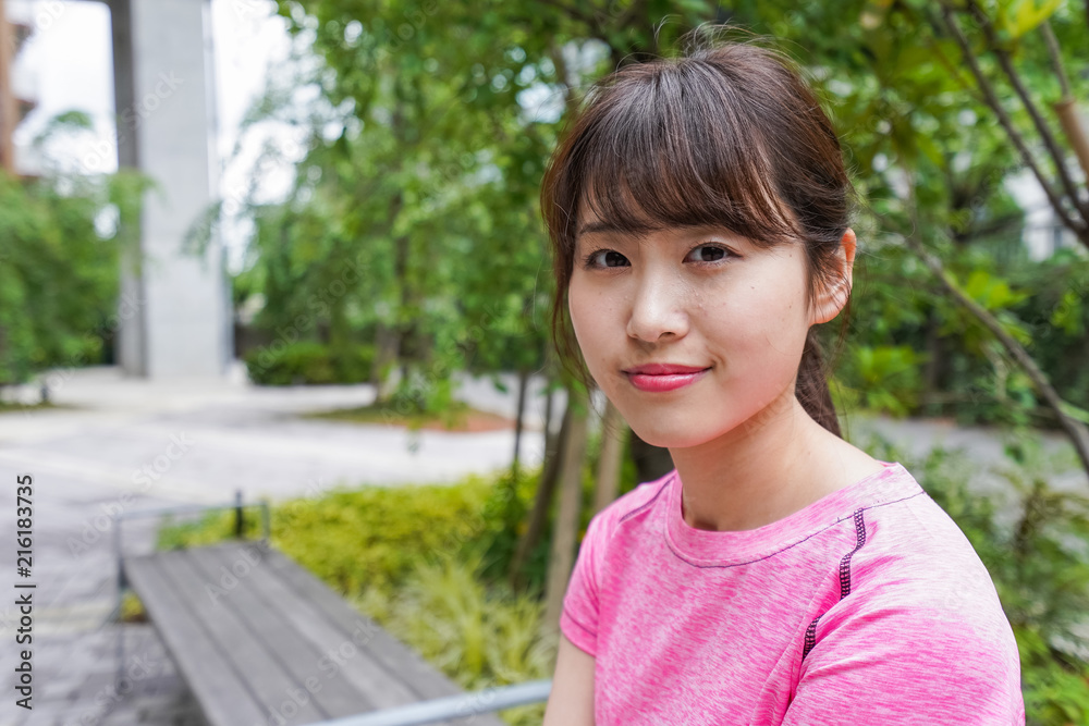ストレッチする女性 ストレッチする女性