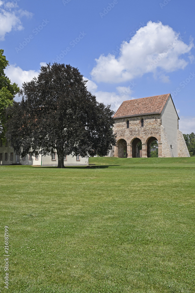 Fototapeta premium kirchenfragmente in unesco welterbe kloster lorsch