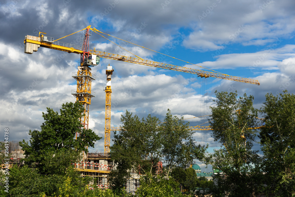 Obraz premium Yellow construction crane