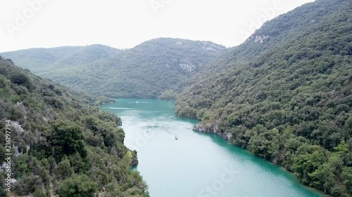 lac et gorges vue d'un drone