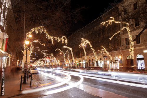 Vorweihnachtszeit bei Nacht auf der Andrassy Utca in Budapest, der Hauptstadt von Ungarn (Europa) photo