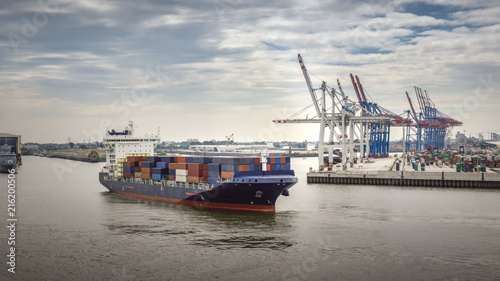 Containerschiff dockt am Containerterminal im Hafen von Hamburg an