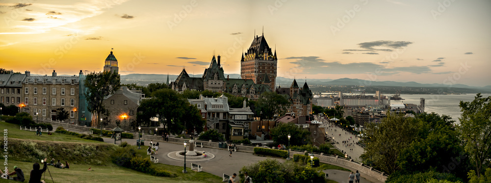Obraz premium Zamek Frontenac w starym mieście Quebec w pięknym świetle wschodu słońca