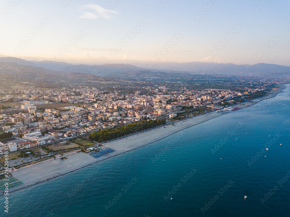 Vista aerea di Locri, città calabrese costiera meta turistica estiva.