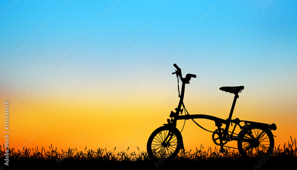 Fototapeta premium silhouette vintage bike on sunrise.