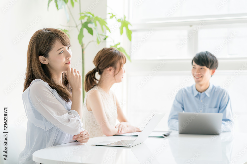 悩む女性 悩む女性