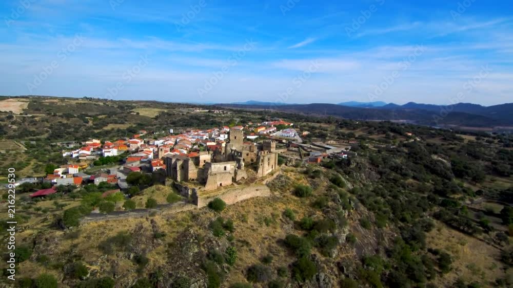 Drone en Belvis de Monroy. Pueblo de Caceres con castillo. ( Extremadura, España) Drone en Belvis de Monroy. Pueblo de Caceres con castillo. ( Extremadura, España)