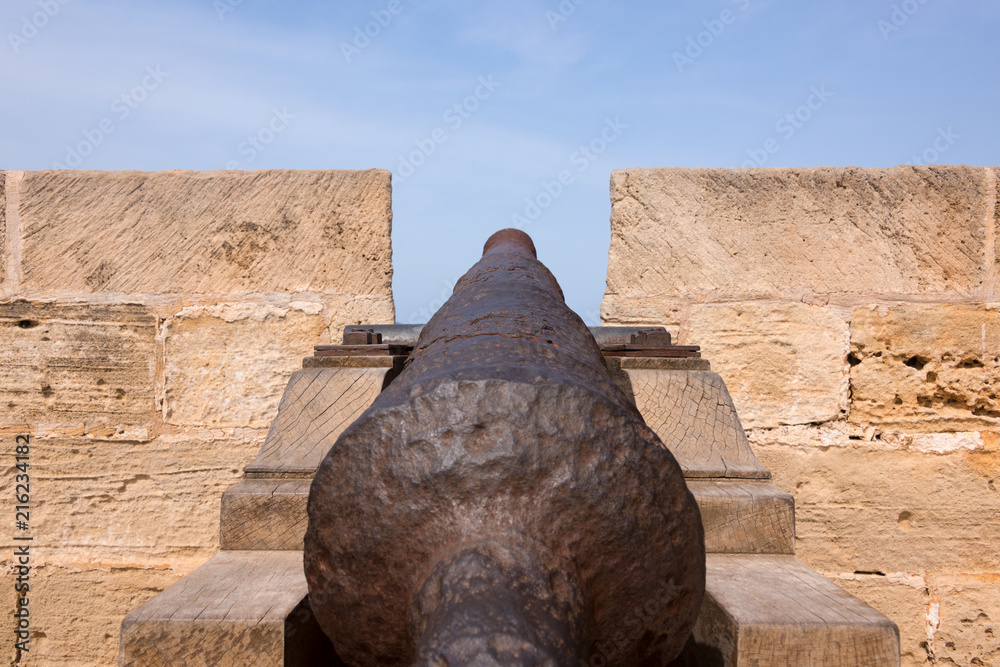 Φωτογραφία Close-up of an old antique iron cannon on the old defence tower of Punta de N'Am