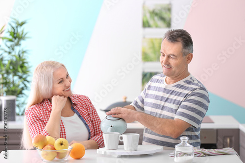Happy mature couple drinkin...
