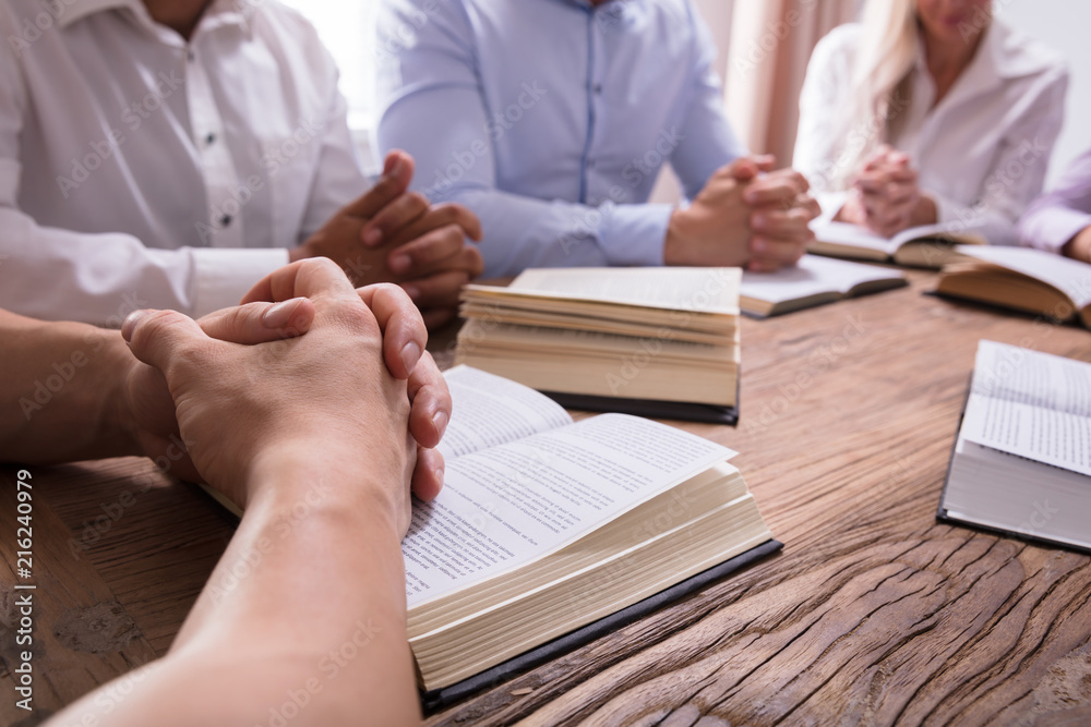 Obraz premium Man Praying Hand On Bible