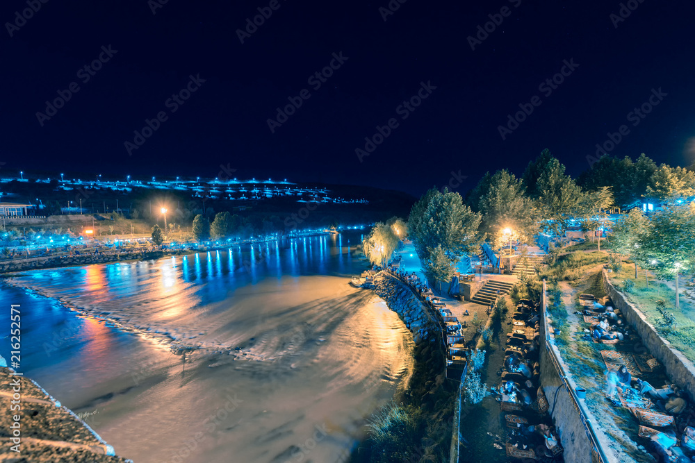 Εκτύπωση καμβά Unidentified people sit near ten eyed bridge