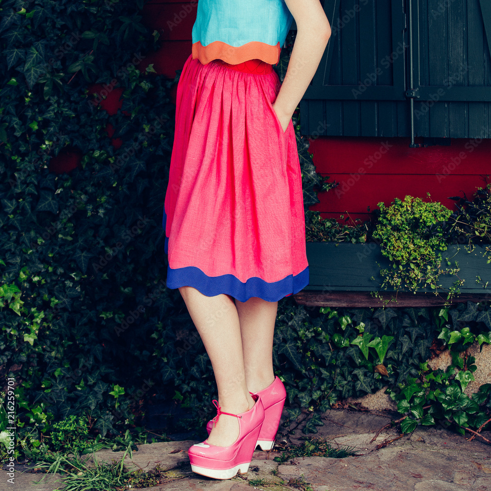 Chica joven moderna con ropa colorida foto de Stock | Adobe Stock