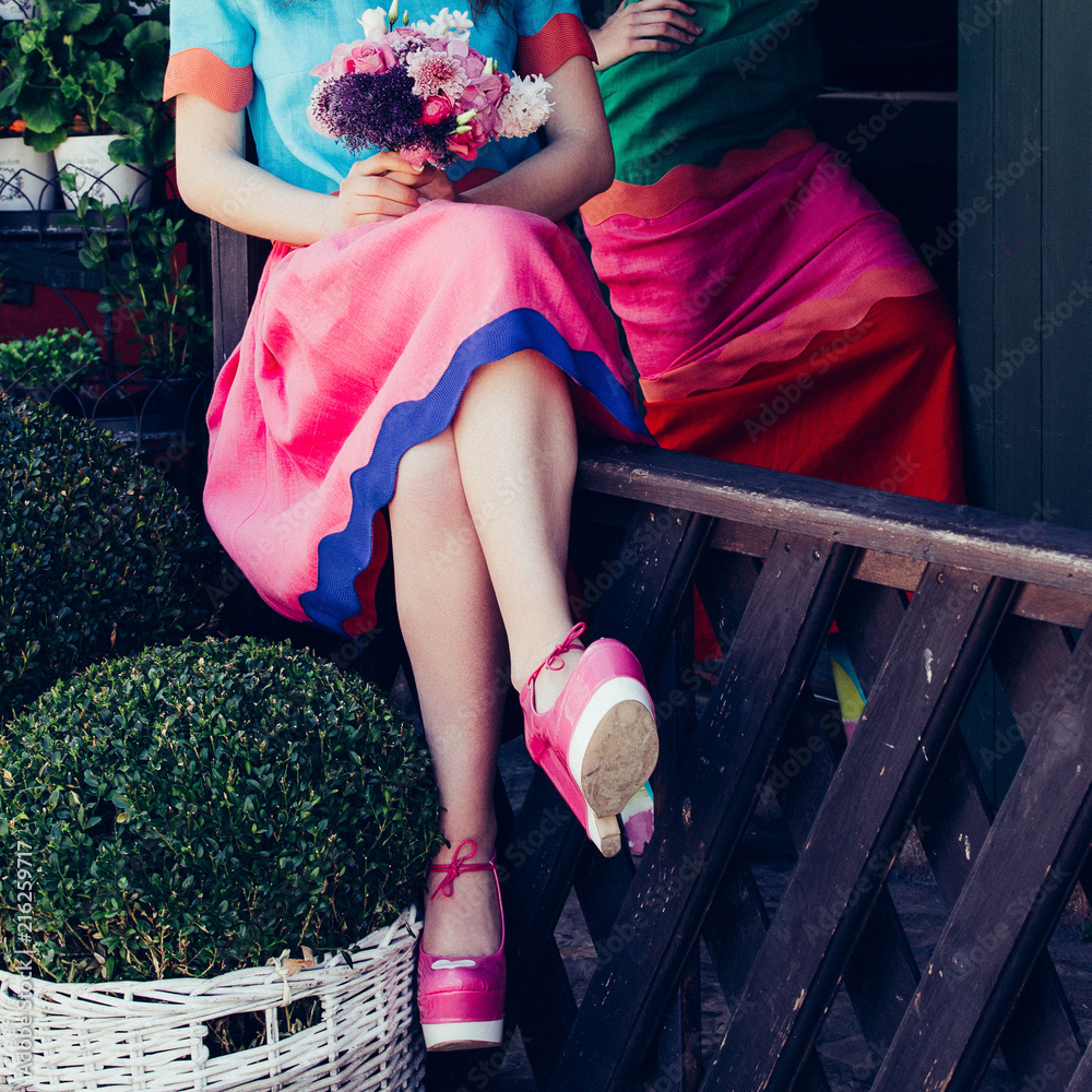 Chica joven moderna con ropa colorida Stock Photo | Adobe Stock