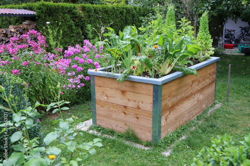 Hochbeete bauen, Biologischer Gemüseanbau, Gemüsehochbeet in einem privaten Vorgarten