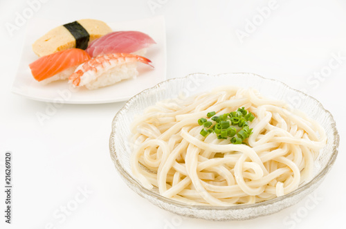 冷やしぶっかけうどんと握り寿司 photo