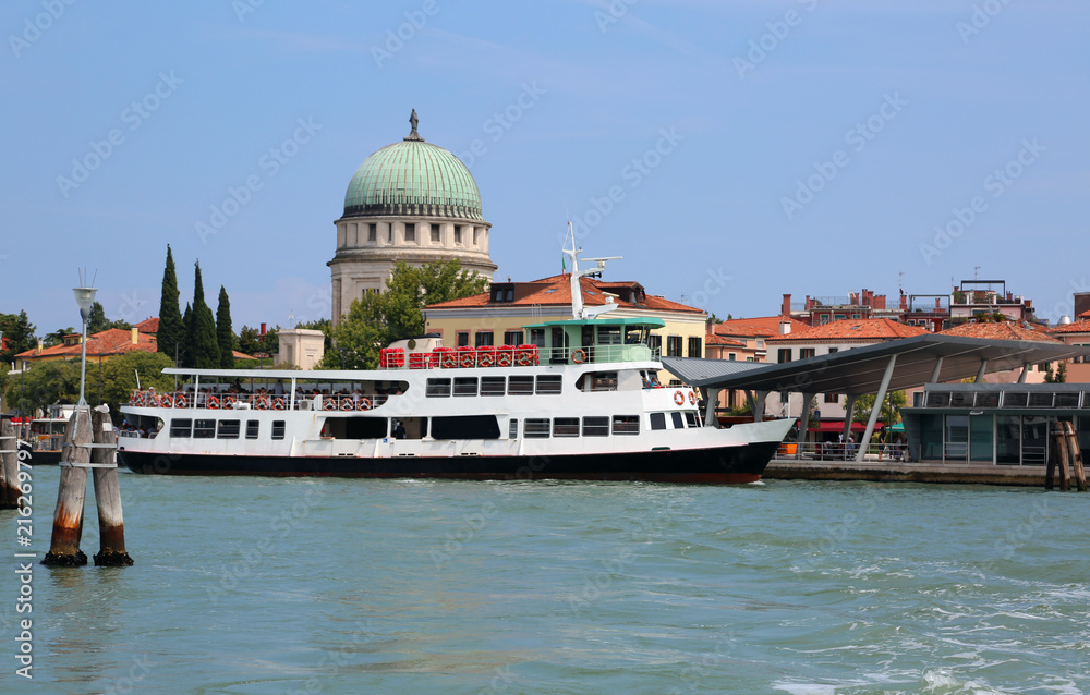 boat to transport tourists from the Lido of Venice to the Veneti
