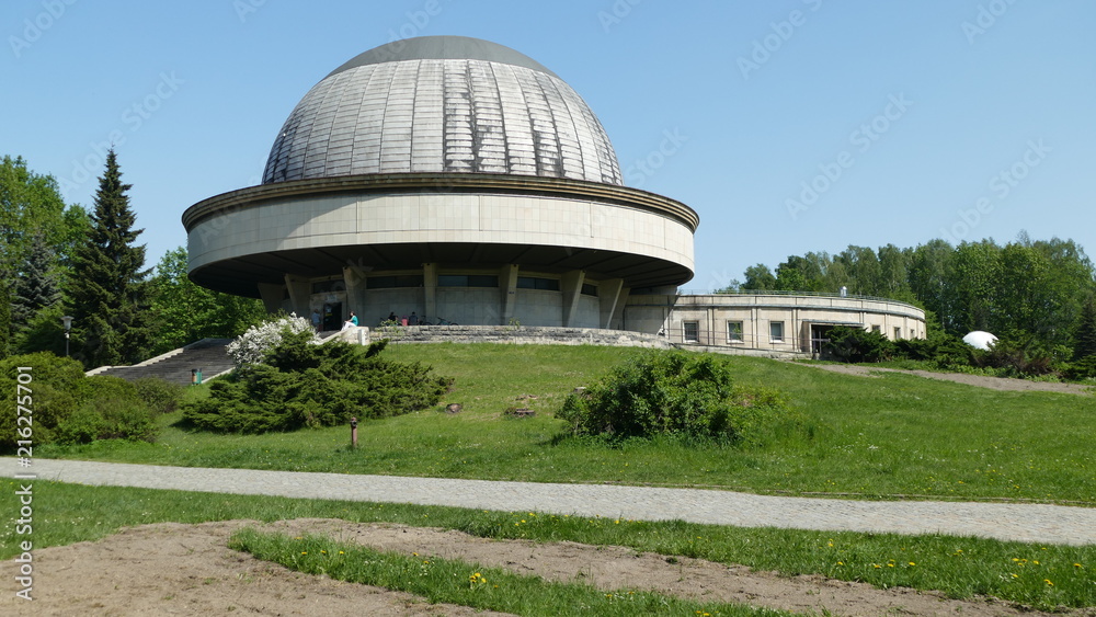 Obraz premium Planetarium. Stare obserwatorium astronomiczne w Parku Miejskim koło Katowic. Polska. Lato