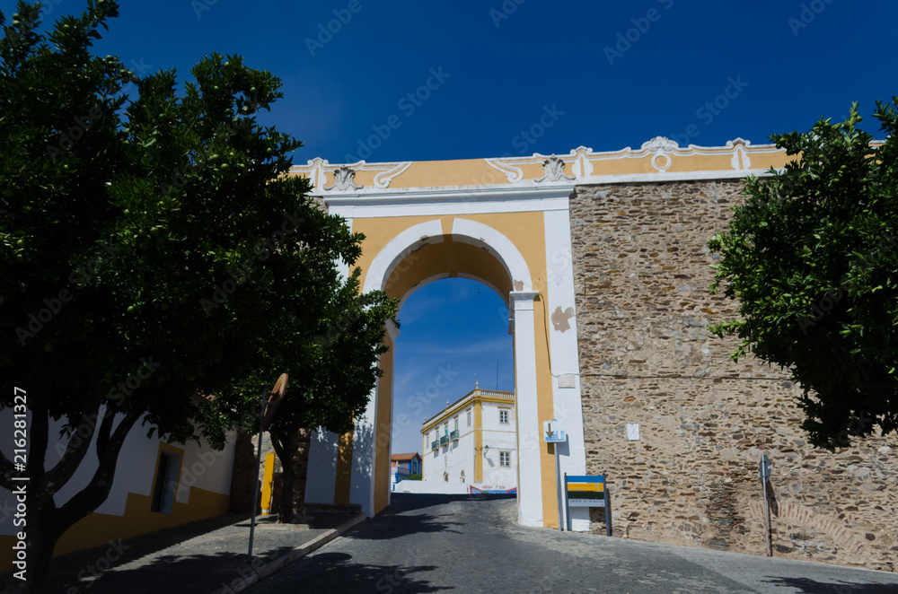 Puerta de la ciudad de Avis, Alentejo. Portugal