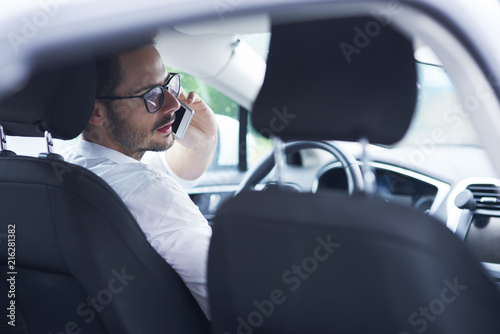 Businessman sitting in car talking on the phone © Westend61