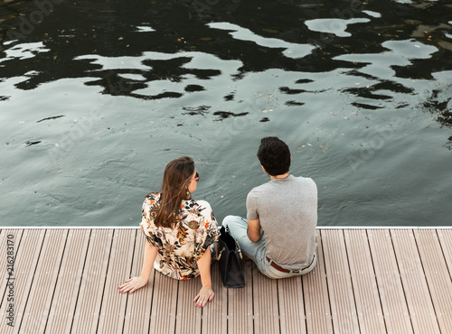 Couple assis au bord d'un quai en ville photo
