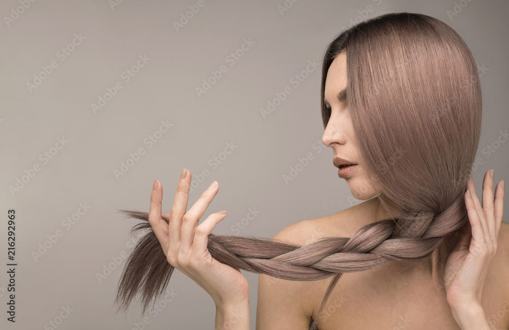 Φωτογραφία Horizontal close up shot of a woman with purple long hair.