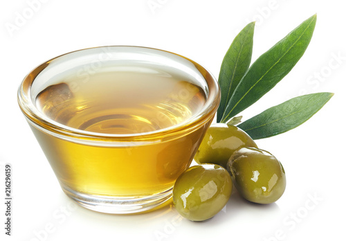 Fotografia Bowl of olive oil and green olives with leaves