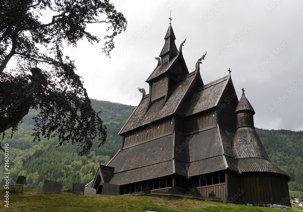 Hopperstad Stabkirche in Vikøyri, Sognefjord Norwegen Hopperstad Stabkirche in Vikøyri, Sognefjord Norwegen