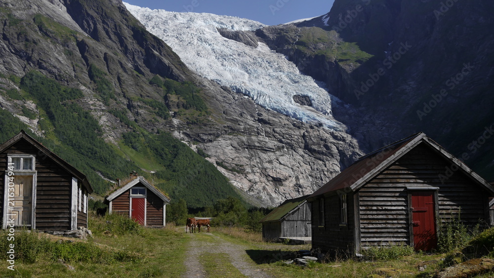 Verlassene Holzhäuser am Fuße des Gletschers Boyabreen, Jostedalsbreen, Norwegen