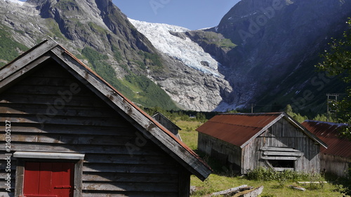 Verlassene Holzhäuser am Fuße des Gletschers Boyabreen, Jostedalsbreen, Norwegen