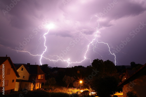 Gewitter mit Blitz bei Nacht