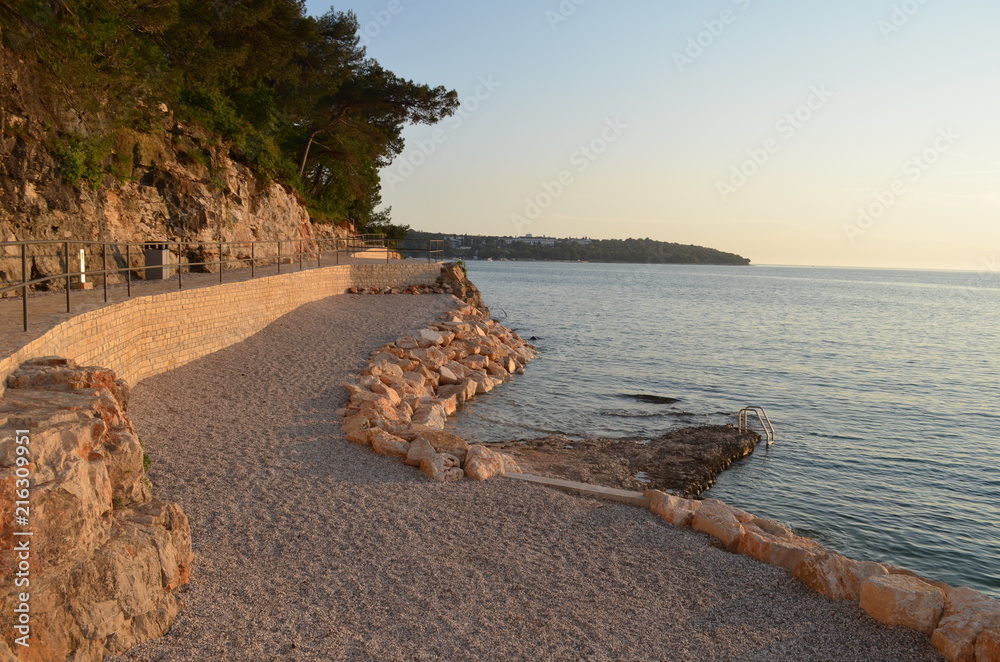 Słoneczne popołudnie na chorwackim pustym wybrzeżu, Istria Słoneczne popołudnie na chorwackim pustym wybrzeżu, Istria