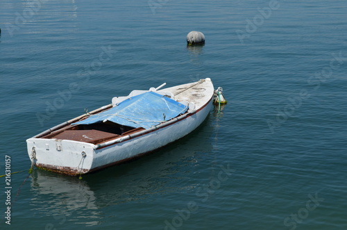 Stara łódź na spokojnej wodzie, Chorwacja
