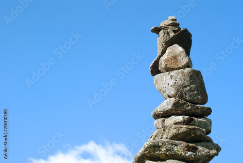 Fotografía balanced tower of wild stones against the sky