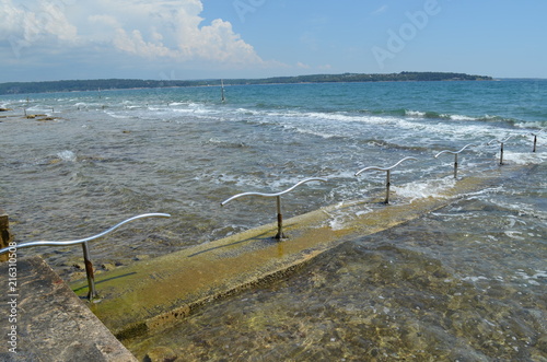 Infrastruktura na betonowej plazy w Chorwacji, Istria, Novigrad